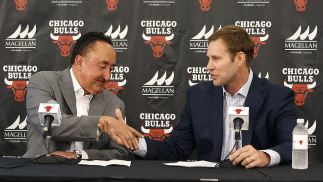 Chicago Bulls general manager Gar Forman, left, shakes hands with Fred Hoiberg after introducing him as the team's new coach during an NBA basketball news conference, Tuesday, June 2, 2015, in Chicago.