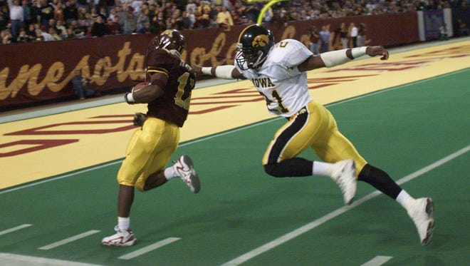 From 1998: Iowa defensive back Eric Thigpen can't keep Minnesota's Thomas Hammer out of the end zone.