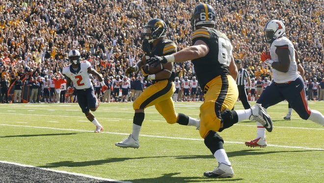 Iowa running back Jordan Canzeri runs the ball in for an Iowa touchdown against Illinois on Saturday, Oct. 10, 2015, at Kinnick Stadium in Iowa City, Iowa.