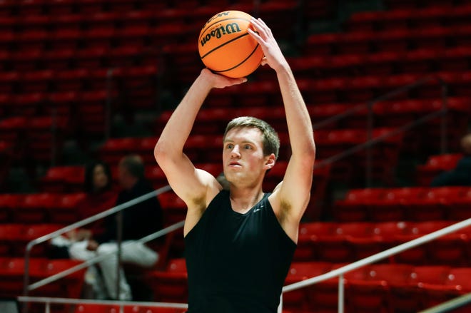 SALT LAKE CITY, UT - MARCH 24: Payton Sandfort #20 of the Iowa Hawkeyes warms up before a game against the Utah Utes in the second round of the men's basketball National Invitation Tournament (NIT) at the Jon M Huntsman Center on March 24, 2024 in Salt Lake City Utah. (Photo by Chris Gardner/Getty Images)