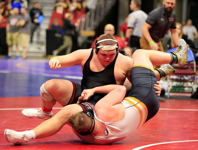 Andrew Snyder of Waverly-Shell Rock defeated Troy Monahan of Mason City during a 285 Lb 3A semifinal match at the state wrestling tournament Friday, Feb. 15, 2019.
