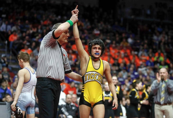 New London freshman Marcel Lopez beat Underwood's Stevie Barnes in their match at 106 pounds during the state wrestling Class 1A championship on Saturday, Feb. 16, 2019, at Wells Fargo Arena in Des Moines.