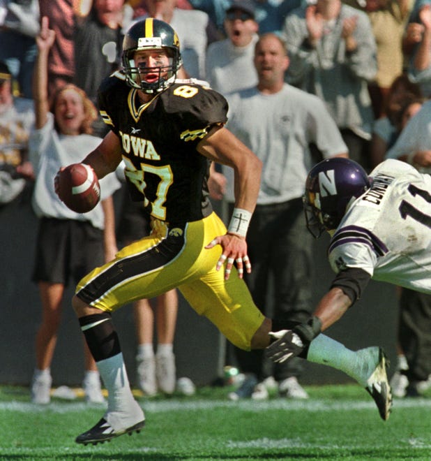 Kevin Kasper (1997-2000) caught 157 passes for 1,974 yards and 11 touchdowns in his Hawkeye career. He left Iowa as the program's all-time leader for receptions in a game, season and career.