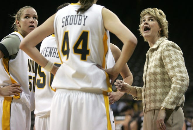 Iowa women's basketball head coach Lisa Bluder talks with her team minutes before the final buzzer of Iowa's contest against 10th ranked Purdue on Wednesday night, Jan. 3, 2007, in Iowa City. The game was Bluder's 200th as a Hawkeye.