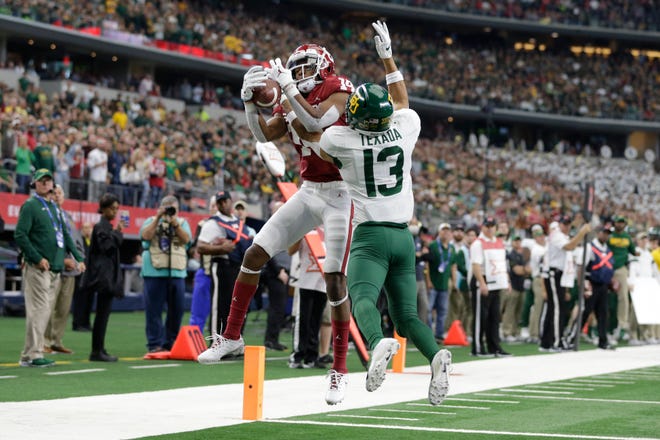Oklahoma wide receiver Charleston Rambo tries to make a the catch in the end zone while being defended by Baylor cornerback Raleigh Texada during the first quarter in the 2019 Big 12 Championship Game at AT&T Stadium.